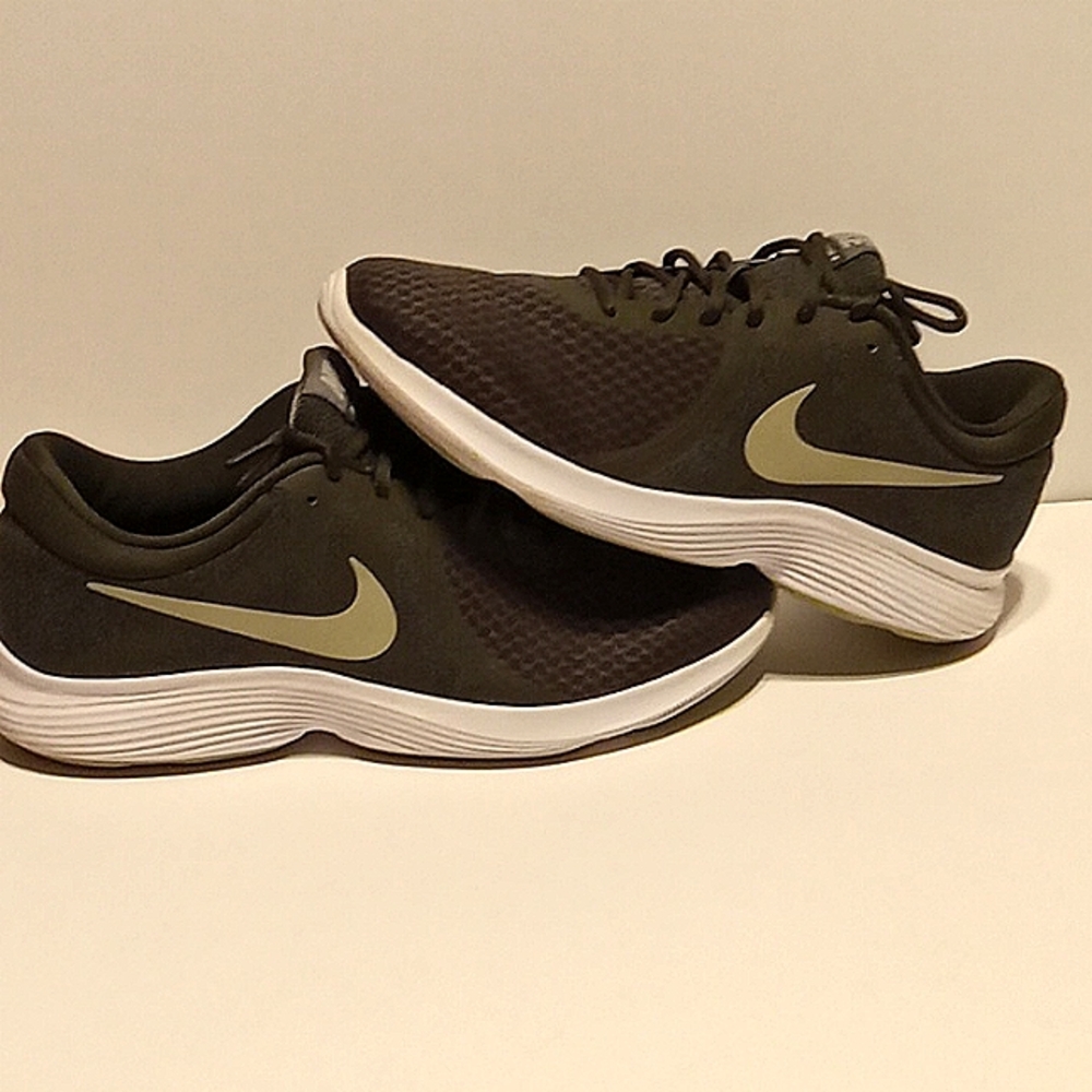 Nike Revolution 4 Size 11